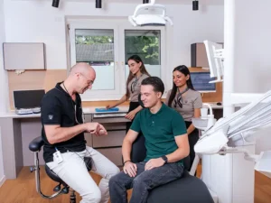 Lächelnder Patient im Behandlungsstuhl bei Modern White by Sahinbas