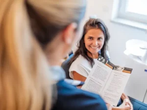 Patientin im persönlichen Gespräch in der Zahnarztpraxis