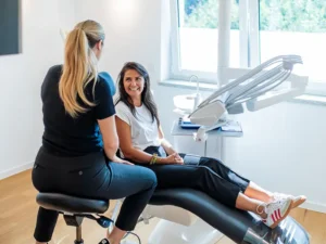Persönliche Betreuung einer Patientin im modernen Behandlungsraum