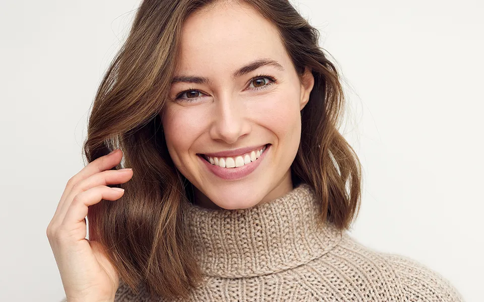 Eine Frau mit nat&uuml;rlichem L&auml;cheln | Modern White by Sahinbas